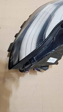 Laden Sie das Bild in den Galerie-Viewer, Frontscheinwerfer Tesla Model 3 1077376-00-C Rechts Scheinwerfer Headlight