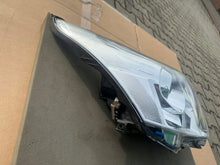 Laden Sie das Bild in den Galerie-Viewer, Frontscheinwerfer Toyota Avensis 8112605310 Rechts Scheinwerfer Headlight SCH7371639300es