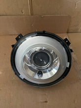 Laden Sie das Bild in den Galerie-Viewer, Frontscheinwerfer Mercedes-Benz W463 A4638200959 Ein Stück (Rechts oder Links) SCH3053063376wc