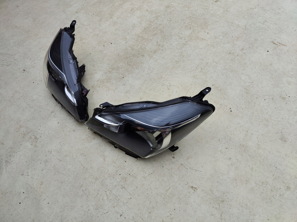 Frontscheinwerfer Toyota Yaris 81110-0D35006 Ein Stück (Rechts oder Links)