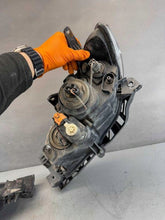 Load image into Gallery viewer, Frontscheinwerfer Mazda 3 Bk 103419012862 Ein Satz Scheinwerfer Headlight SCH7544861229rl