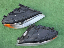 Load image into Gallery viewer, Frontscheinwerfer Volvo S80 V70 31214172 8635076 Bi-Xenon Rechts oder Links SCH1024603469ej