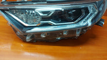 Laden Sie das Bild in den Galerie-Viewer, Frontscheinwerfer Toyota V 81185-42A33 LED Links Scheinwerfer Headlight SCH8742559345gc