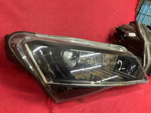 Laden Sie das Bild in den Galerie-Viewer, Frontscheinwerfer Skoda Superb III 3V1941016A 3V1941015A Xenon Rechts oder Links