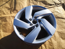 Laden Sie das Bild in den Galerie-Viewer, 1x Alufelge 17 Zoll 7.5&quot; 5x112 51ET Glanz Silber 5H0601025 VW Golf Rim Wheel