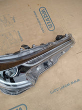 Laden Sie das Bild in den Galerie-Viewer, Frontscheinwerfer Toyota Corolla 81110-02S70 LED Ein Stück (Rechts oder Links)