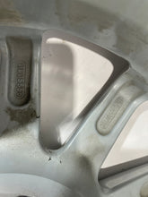 Laden Sie das Bild in den Galerie-Viewer, 1x Alufelge 16 Zoll 6.5&quot; 4x100 40ET Glanz Silber KBA48057 Renault Rim Wheel