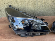 Laden Sie das Bild in den Galerie-Viewer, Frontscheinwerfer Toyota Yaris Ein Satz Scheinwerfer Headlight SCH9924022483lk