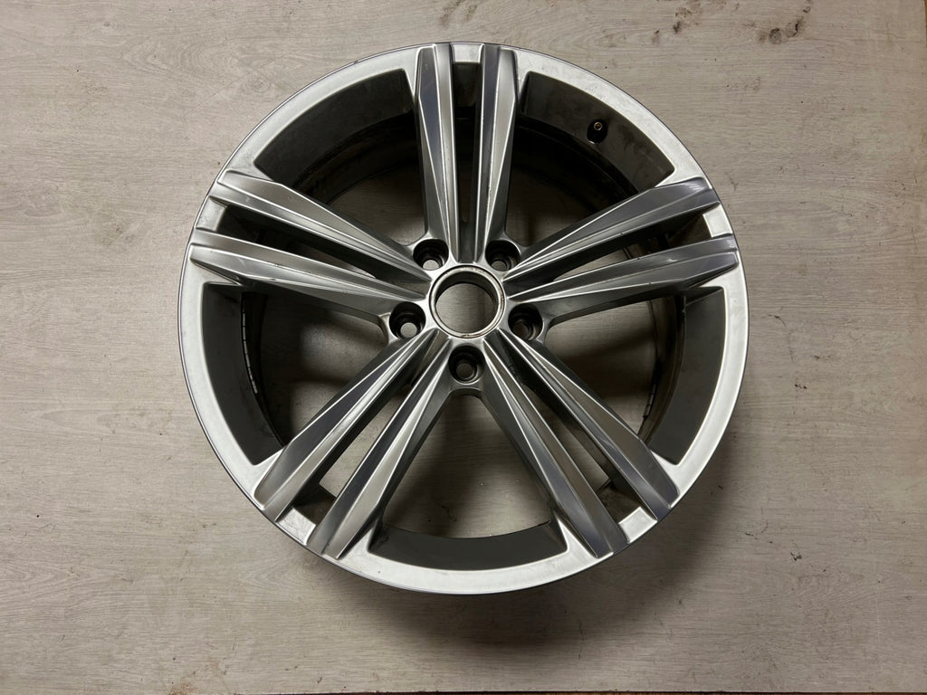1x Alufelge 18 Zoll 7.0" 5x112 43ET Glanz Silber 5NA601025M VW Tiguan Touran FEL9729531330iu