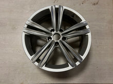 Laden Sie das Bild in den Galerie-Viewer, 1x Alufelge 18 Zoll 7.0" 5x112 43ET Glanz Silber 5NA601025M VW Tiguan Touran FEL9729531330iu
