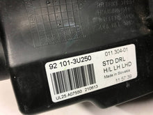 Laden Sie das Bild in den Galerie-Viewer, Frontscheinwerfer Kia Sportage 921013U250 Links Scheinwerfer Headlight SCH7848772058hl