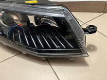 Laden Sie das Bild in den Galerie-Viewer, Frontscheinwerfer Skoda Octavia III 5E1941018B Xenon Rechts Headlight SCH5839603927vc