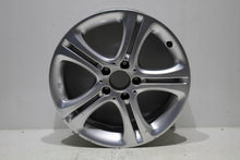 Laden Sie das Bild in den Galerie-Viewer, 1x Alufelge 17 Zoll 7.5&quot; 5x112 52,5ET A2464010100 Mercedes-Benz W246 Rim Wheel