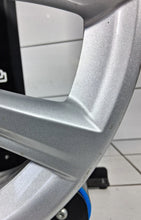 Laden Sie das Bild in den Galerie-Viewer, 1x Alufelge 17 Zoll 6.5" 5x112 39ET Glanz Silber 6856076 BMW F48 Rim Wheel FEL1673505006xg