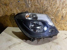 Laden Sie das Bild in den Galerie-Viewer, Frontscheinwerfer Mercedes-Benz Sprinter A9068202461 Rechts Headlight