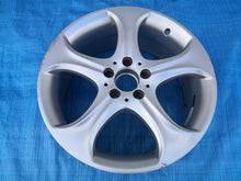 Laden Sie das Bild in den Galerie-Viewer, 1x Alufelge 18 Zoll 7.5" 5x112 44ET Glanz Silber A2054018800 Mercedes-Benz W205 FEL9601851537ni