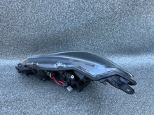Laden Sie das Bild in den Galerie-Viewer, Frontscheinwerfer Toyota Yaris Rechts Scheinwerfer Headlight SCH1240265618ij