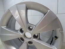 Laden Sie das Bild in den Galerie-Viewer, 1x Alufelge 16 Zoll 6.5" 5x112 46ET Glanz Silber 5E0601025BE Skoda Octavia FEL5139786164up