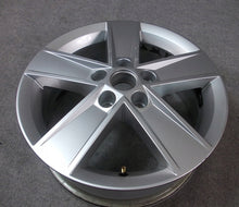 Laden Sie das Bild in den Galerie-Viewer, 1x Alufelge 16 Zoll 6.0&quot; 5x112 48ET Glanz Silber 5E0601025M Skoda Octavia Iii