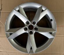 Laden Sie das Bild in den Galerie-Viewer, 1x Alufelge 19 Zoll 8.5" 5x112 32ET Glanz Silber 8T0601025F Audi A4 B8 Rim Wheel FEL7863124123jm