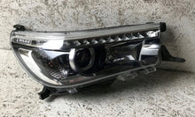 Laden Sie das Bild in den Galerie-Viewer, Frontscheinwerfer Toyota Hilux Rechts Scheinwerfer Headlight SCH9083615495az