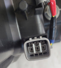 Laden Sie das Bild in den Galerie-Viewer, Frontscheinwerfer Toyota Yaris Links Scheinwerfer Headlight