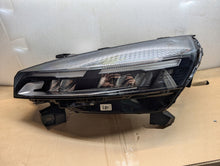 Laden Sie das Bild in den Galerie-Viewer, Frontscheinwerfer Mitsubishi Colt V Clio 260600149 LED Links Headlight