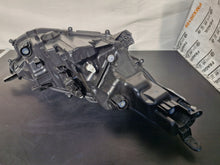 Laden Sie das Bild in den Galerie-Viewer, Frontscheinwerfer Toyota Yaris EUK0-8 Links Scheinwerfer Headlight SCH2607475322rc