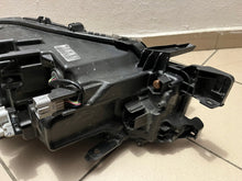 Laden Sie das Bild in den Galerie-Viewer, Frontscheinwerfer Toyota Hilux VIII 1EJ-923364 Rechts Scheinwerfer Headlight