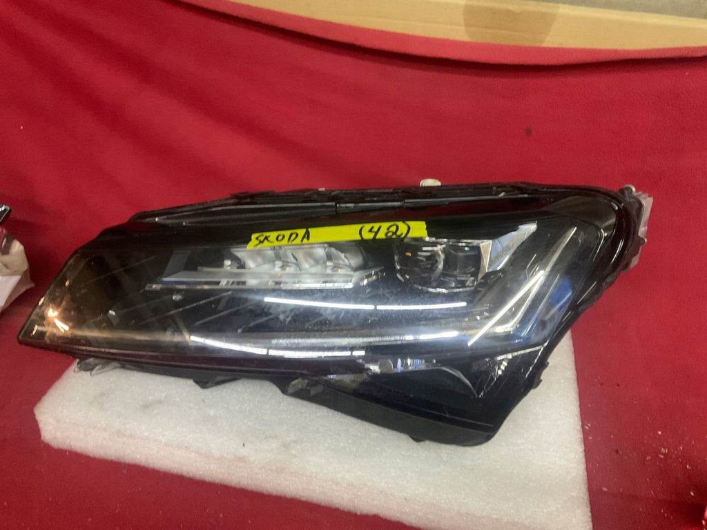 Frontscheinwerfer Skoda Superb III Links Scheinwerfer Headlight SCH8096976700cg