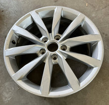 Laden Sie das Bild in den Galerie-Viewer, 1x Alufelge 17 Zoll 7.0" 5x112 49ET Glanz Silber 5G0601025BF VW Golf Rim Wheel FEL9840845108tk