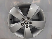 Laden Sie das Bild in den Galerie-Viewer, 1x Alufelge 15 Zoll 6.0&quot; 5x100 38ET Glanz Silber 6V0601025 Skoda Fabia Iii