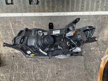 Laden Sie das Bild in den Galerie-Viewer, Frontscheinwerfer Mitsubishi Outlander III 4B45X 8301C2 Rechts Headlight
