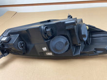 Laden Sie das Bild in den Galerie-Viewer, Frontscheinwerfer Ford Fiesta I H1BB-13W030-AD Ein Stück (Rechts oder Links) SCH2270005391ie