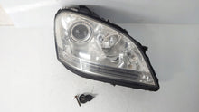 Laden Sie das Bild in den Galerie-Viewer, Frontscheinwerfer Mercedes-Benz W164 X164 A0038205826 Xenon Rechts Headlight