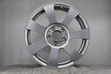 Laden Sie das Bild in den Galerie-Viewer, 1x Alufelge 17 Zoll 7.5&quot; 5x112 42,5ET Glanz Silber A2044013502 Mercedes-Benz