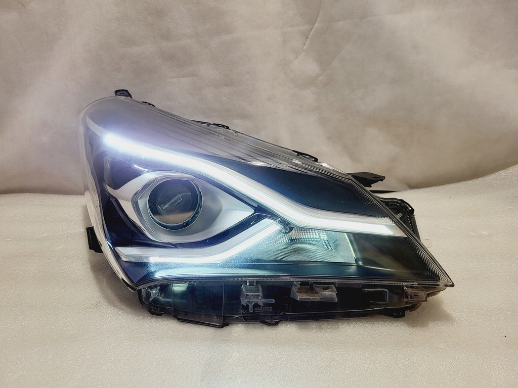 Frontscheinwerfer Toyota Yaris LED Rechts Scheinwerfer Headlight