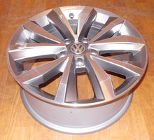 Laden Sie das Bild in den Galerie-Viewer, 1x Alufelge 17 Zoll 7.0" 5x112 45ET Glanz Silber 2GA601025 VW T-Roc Rim Wheel FEL2296697396uo