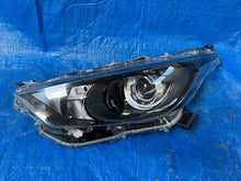 Laden Sie das Bild in den Galerie-Viewer, Frontscheinwerfer Toyota 4 Yaris 142259 Links Scheinwerfer Headlight