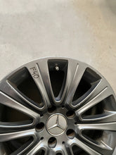Laden Sie das Bild in den Galerie-Viewer, 1x Alufelge 16 Zoll 8.0&quot; 5x112 46ET Glanz Graphit A2124015802 Mercedes-Benz W212