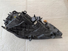 Laden Sie das Bild in den Galerie-Viewer, Frontscheinwerfer VW Touareg 7P1941033 Xenon Ein Stück (Rechts oder Links)