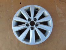 Laden Sie das Bild in den Galerie-Viewer, 1x Alufelge 15 Zoll 5.5&quot; 5x100 40ET Glanz Silber 6F0601025 Seat Ibiza Arona Polo