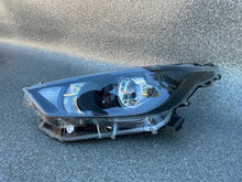 Load image into Gallery viewer, Frontscheinwerfer Toyota Yaris Links Scheinwerfer Headlight