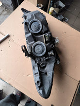 Laden Sie das Bild in den Galerie-Viewer, Frontscheinwerfer Ford Mondeo DS73-13W030-EA DS73-13W029-EA Rechts oder Links