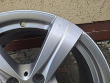 Laden Sie das Bild in den Galerie-Viewer, 1x Alufelge 17 Zoll 7.0" 5x112 44 5ET Glanz Silber A2064017200 Mercedes-Benz FEL6250340316xe