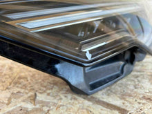 Laden Sie das Bild in den Galerie-Viewer, Frontscheinwerfer Audi C8 4K0941039 LED Ein Stück (Rechts oder Links) Headlight