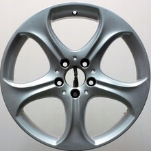 Laden Sie das Bild in den Galerie-Viewer, 1x Alufelge 18 Zoll 7.5" 5x112 44ET Glanz Silber A2054010600 Mercedes-Benz FEL1344754824mw