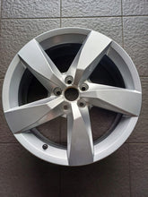 Load image into Gallery viewer, 1x Alufelge 17 Zoll 6.5&quot; 5x100 39ET 2GM601025A VW T-Cross Rim Wheel