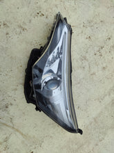 Laden Sie das Bild in den Galerie-Viewer, Frontscheinwerfer Toyota Avensis LED Links Scheinwerfer Headlight SCH3923933225ck