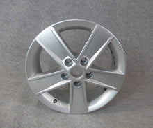 Laden Sie das Bild in den Galerie-Viewer, 1x Alufelge 16 Zoll 6.0&quot; 5x112 48ET Glanz Silber 5E0601025M Skoda Octavia Iii